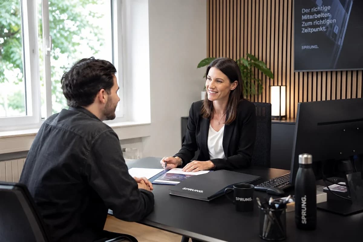 Neue Mitarbeiterin beim Onboarding am ersten Arbeitstag im Betrieb