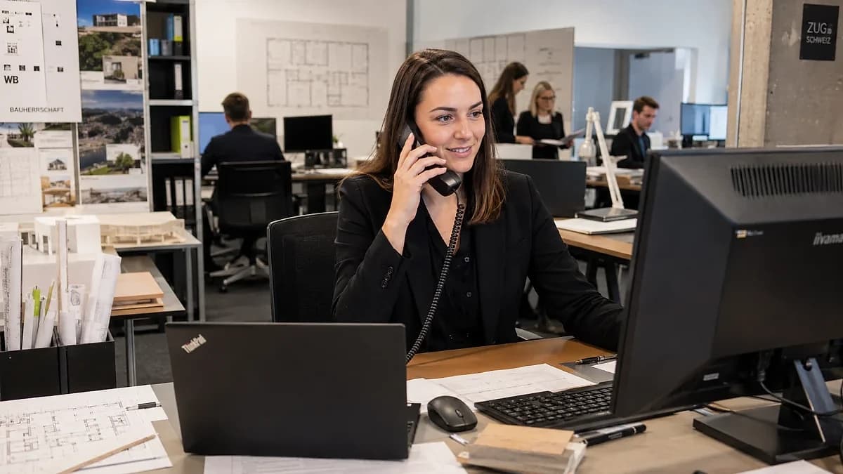 Recruiterin im Gespräch am Laptop in einer Bewerbungssituation