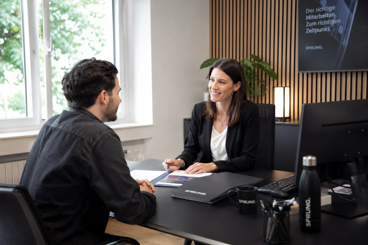 Neue Mitarbeiterin beim Onboarding am ersten Arbeitstag im Betrieb